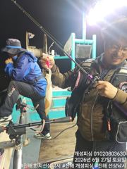 대포급 한치 세자리수 먹물 폭탄 한치 쿨러조황 내일 자리여유많음 사진