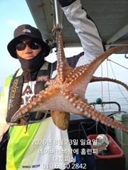 대호피싱9분 모시고 야간 문어낚시 나왔습니다 싸이즈가 좋은 문어가 잘 나오네요  사진